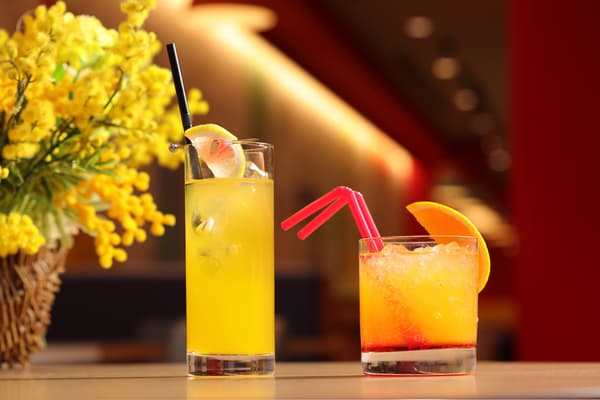 快乐黄色鸡尾酒