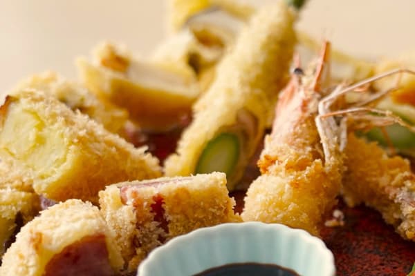 Piring aneka potongan daging seukuran gigitan