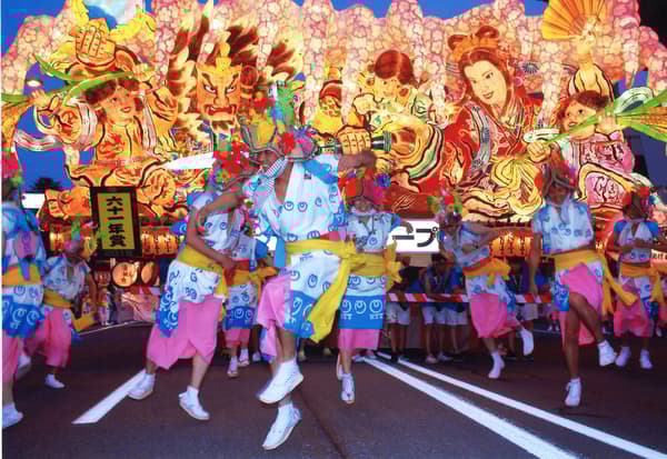 Famosos bailarines haneto de Nebuta