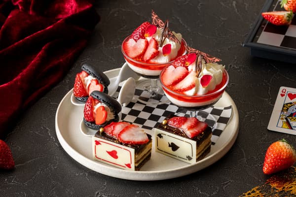 Imagen del Nivel Superior del Juego de Té de la Tarde de Fresas Amarin - Fiesta de Té de la Reina de Corazones