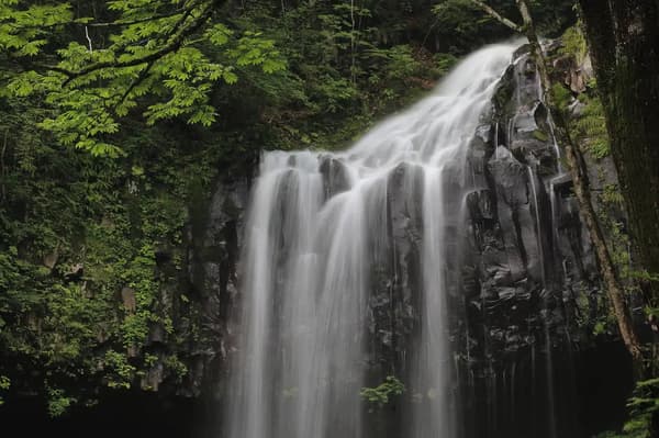 Nikko Kiri 高原的 Makura 瀑布