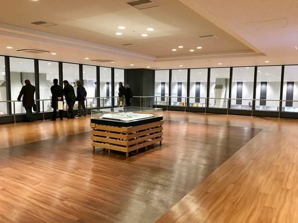 Plataforma para visitantes del Edificio de Frutas y Verduras