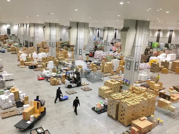 Área de venta al por mayor visible desde la plataforma para visitantes del edificio de frutas y verduras