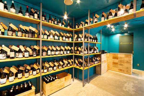 ไวน์กว่า 600 รายการ จัดเรียงตามผู้นำเข้า