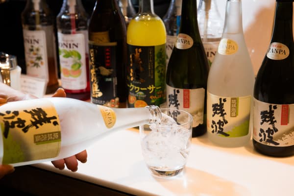 El sabor ligero y refrescante de una mezcla de soda es perfecto para el almuerzo