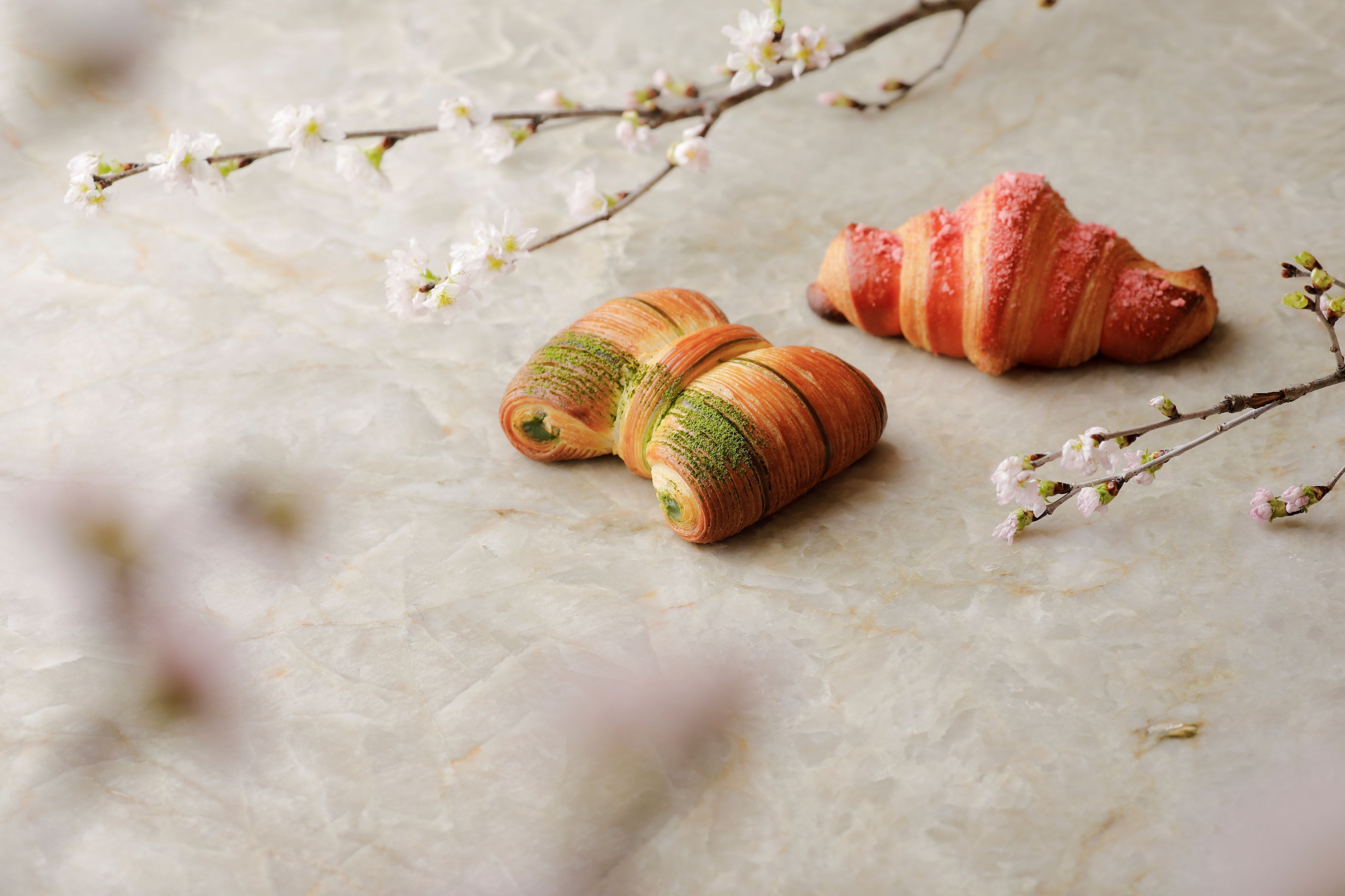 抹茶瑞士卷（左）/ 樱花杏仁羊角面包（右）- 每个 ¥600