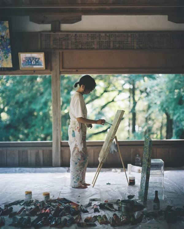 Nature artist Emi at work