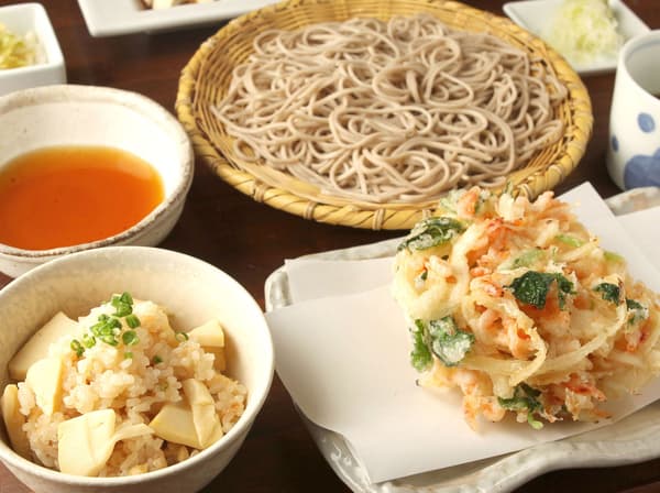 벚꽃 새우와 야채튀김 소바와 죽순, 밥