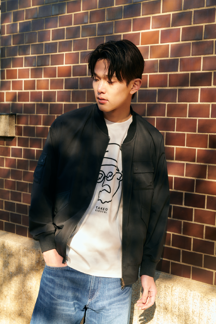 Blouson ¥39.600 / Kaos ¥8.800 / Bawahan ¥18.700 (Semua harga termasuk pajak)