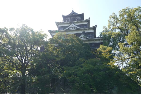 Vista del torreón del Castillo de Hiroshima desde el barco turístico