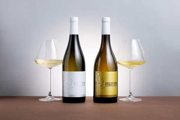 Izquierda: Vino Privado 'HATSUYUKI 2024' del JR Tower Hotel Nikko Sapporo, Derecha: 'Chardonnay 2023'