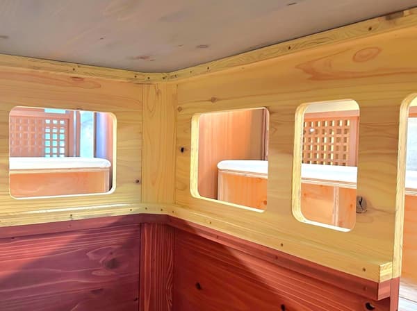 Children can peek their faces from inside the car