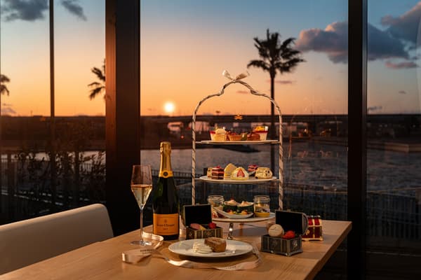 Disfrute de la vista nocturna del mar de Osaka Sakai mientras se relaja tomando el té