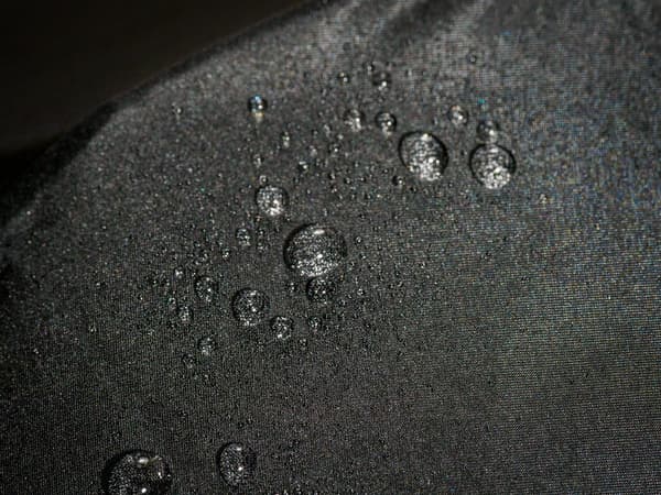 La potente fuerza repelente al agua dura más tiempo, reduciendo el estrés de las manos mojadas