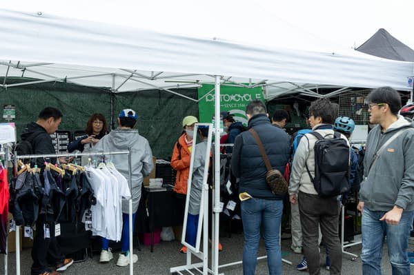 인기 있는 쇼핑 부스는 하루 종일 붐비며, 독특한 아이템을 얻으려면 일찍 도착하는 것이 가장 좋습니다