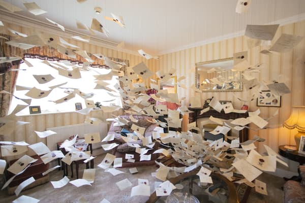 편지가 쏟아져 나오는 더즐리 가족 집의 벽난로 장면