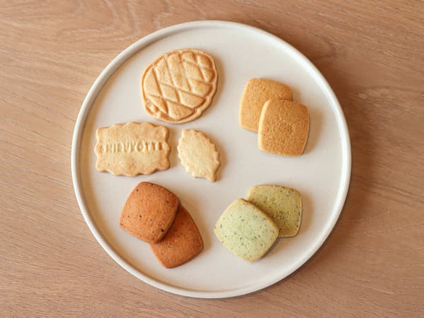 Spice Cookie Tin — contents