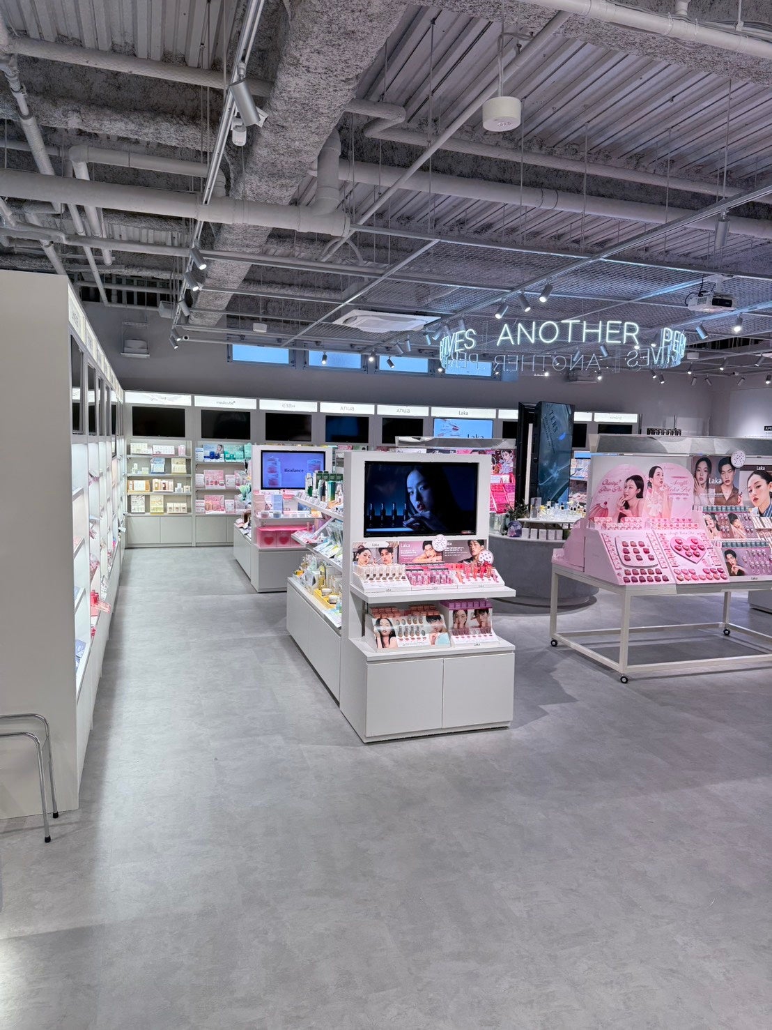 A:PERS store interior 2