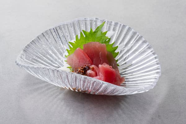 Sashimi de atún capturado por estudiantes de la escuela secundaria Onahama Kaisei de la prefectura de Fukushima, servido con cebolla fresca y yuzu kosho