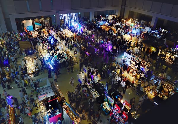 Área de stands oscuros