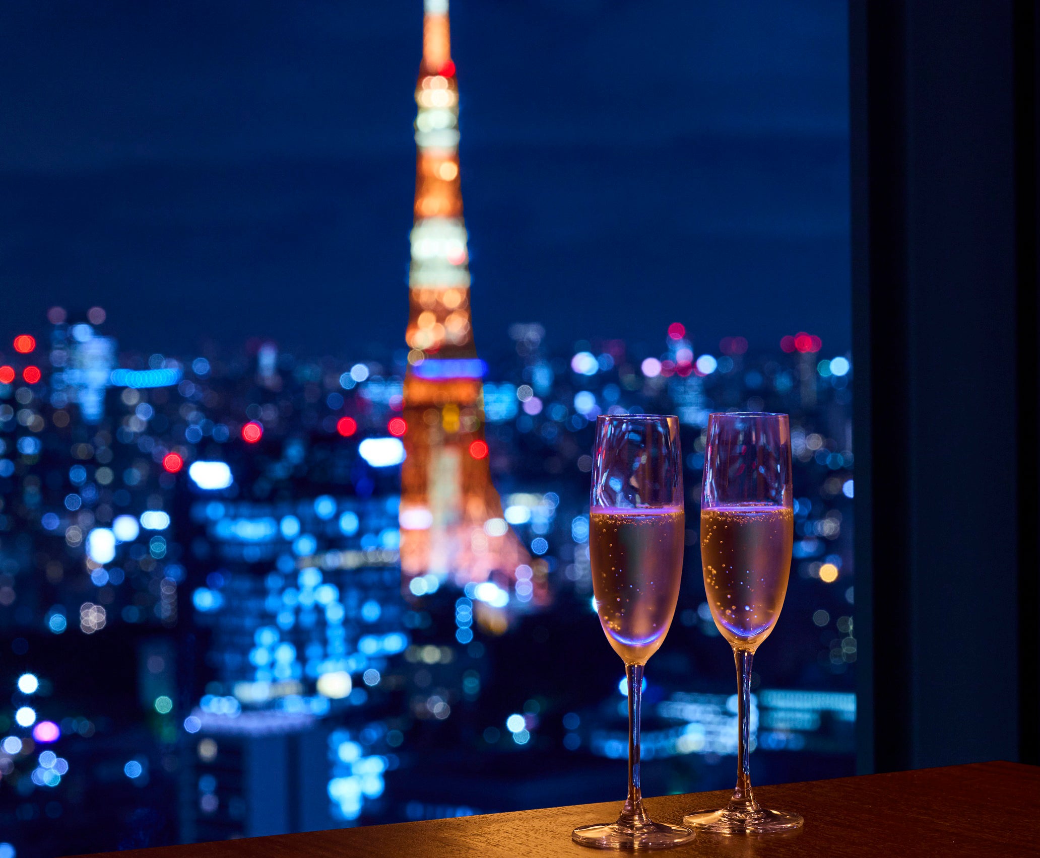 ที่นั่งพร้อมวิวกลางคืนของโตเกียวทาวเวอร์