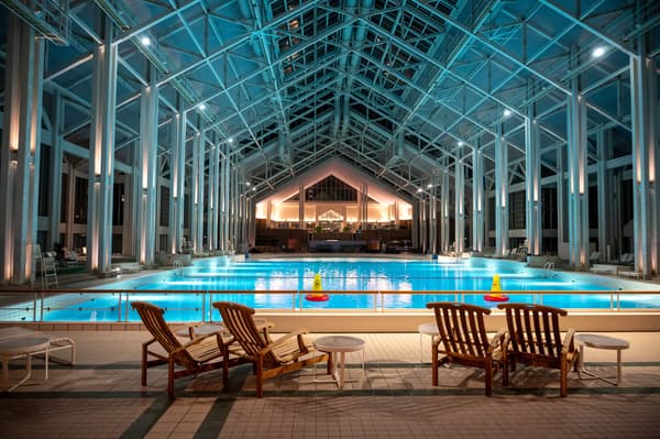 沉醉于冰的寂静中，您还可以享受酒吧，在那里，一杯鸡尾酒会变成冬季的魔力。