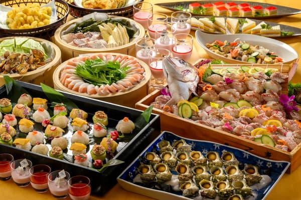 ของหวานสตรอว์เบอร์รีมีให้บริการที่บุฟเฟต์อาหารค่ำ