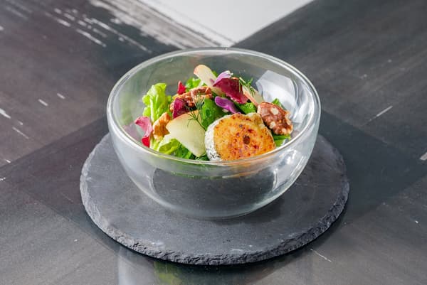 Walnut salad with caramelized cheese