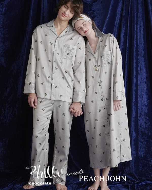 Detalle del vestido de camisa con estampado de satén cepillado