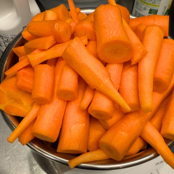 ผักและผลไม้ที่ไม่ผ่านมาตรฐานได้รับการแปรรูปอย่างพิถีพิถันและนำมาใช้อย่างแข็งขัน