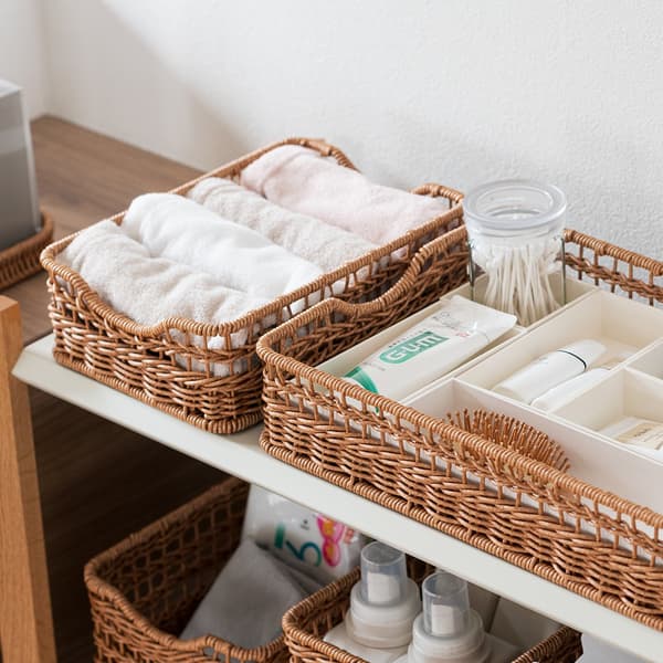 Organización del baño con jabón y artículos de tocador