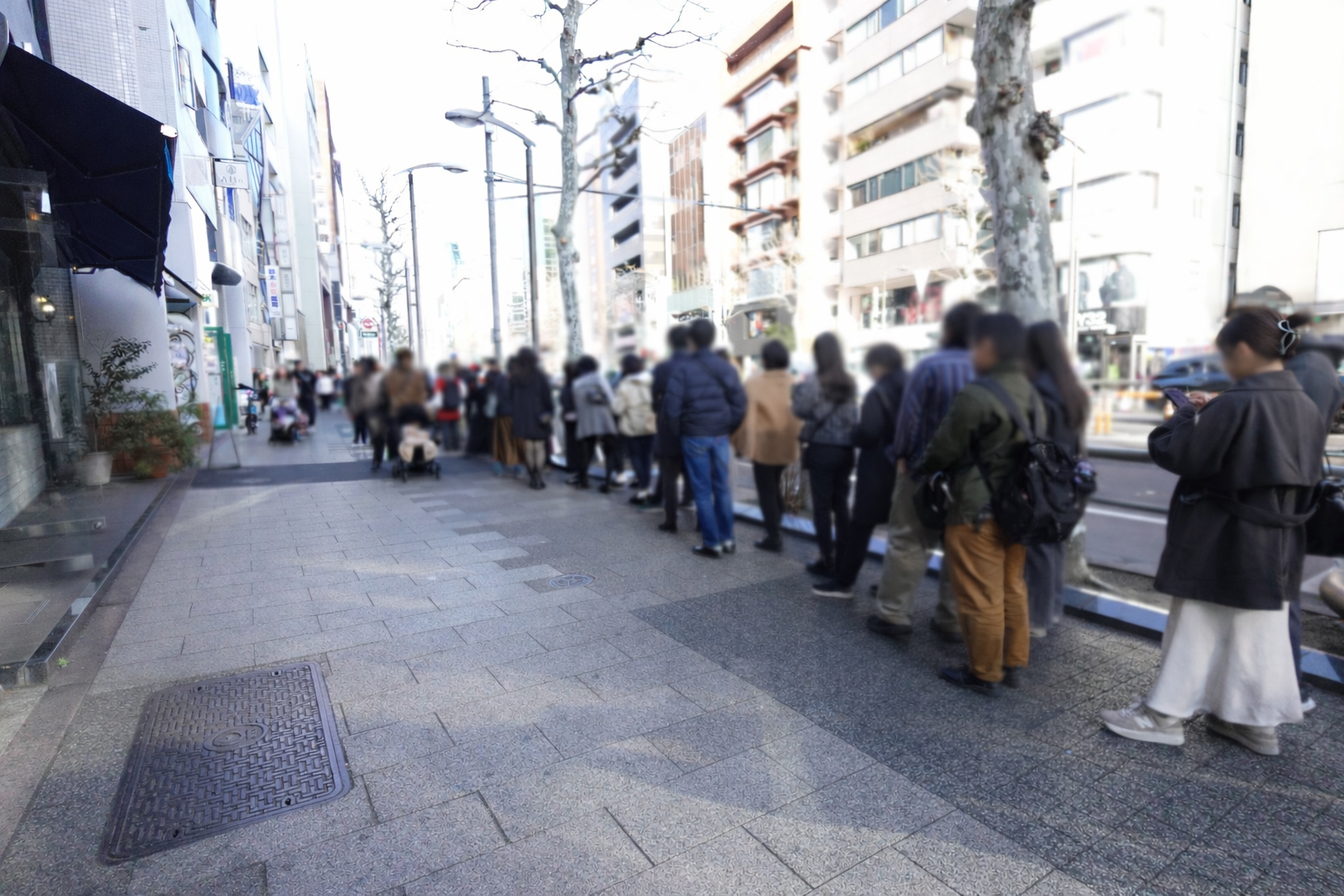 ผู้เข้าชมรอคอยที่จะเข้าไปในนิทรรศการในช่วงสุดสัปดาห์แรกของการเปิดงาน