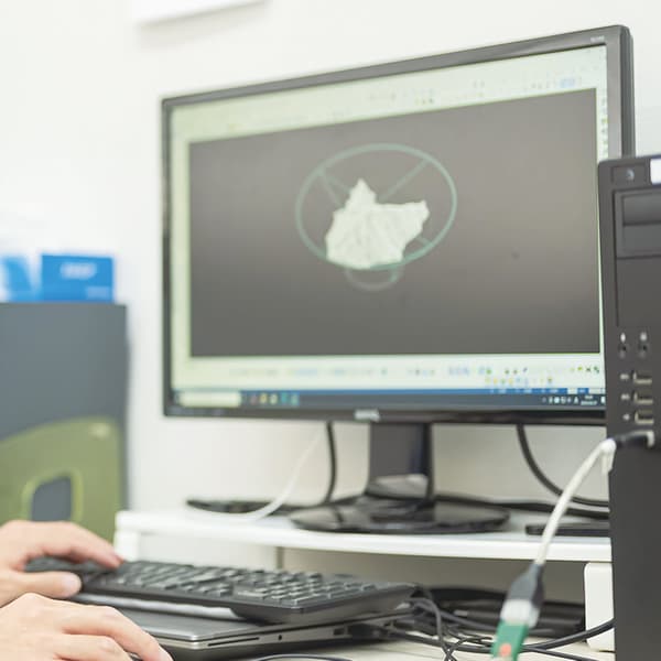 放置在扁平清酒杯中的3D石鎚山，位置平衡