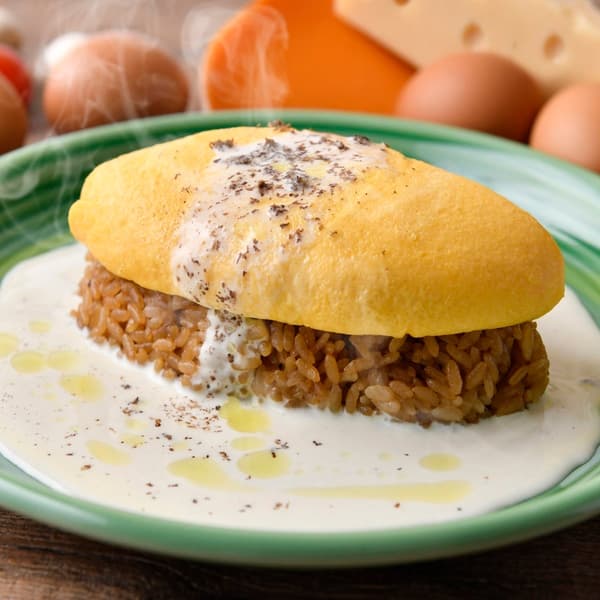 Omurice con Salsa de Queso Trufada