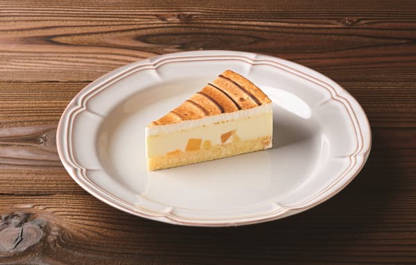 Pastel Chiboust de manzana: bizcocho húmedo en capas con manzanas en dados, crema pastelera, mousse Chiboust y merengue. Un sabor lujoso que encierra el sabor agridulce de las manzanas.