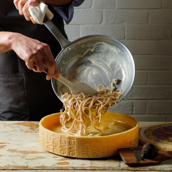 Pasta que se añade a la rueda de queso fundido