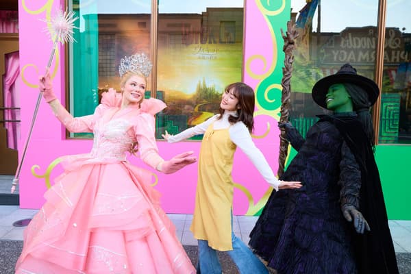 Greeting session with Elphaba and Glinda