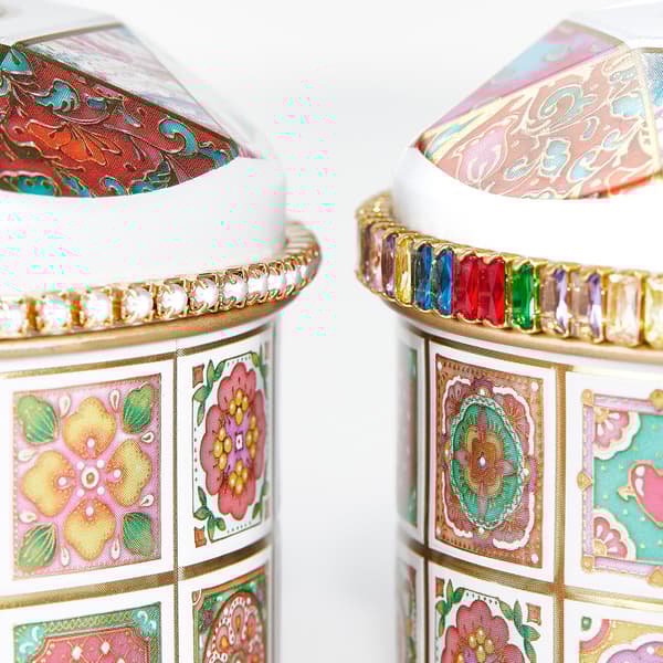 Lata con cadena decorativa