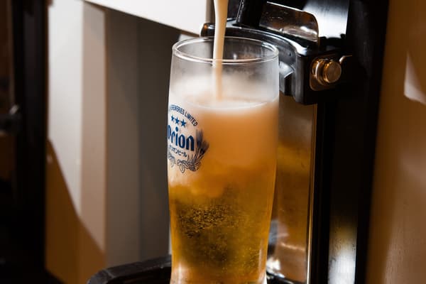 Cerveza de barril Orion fresca en su máxima expresión