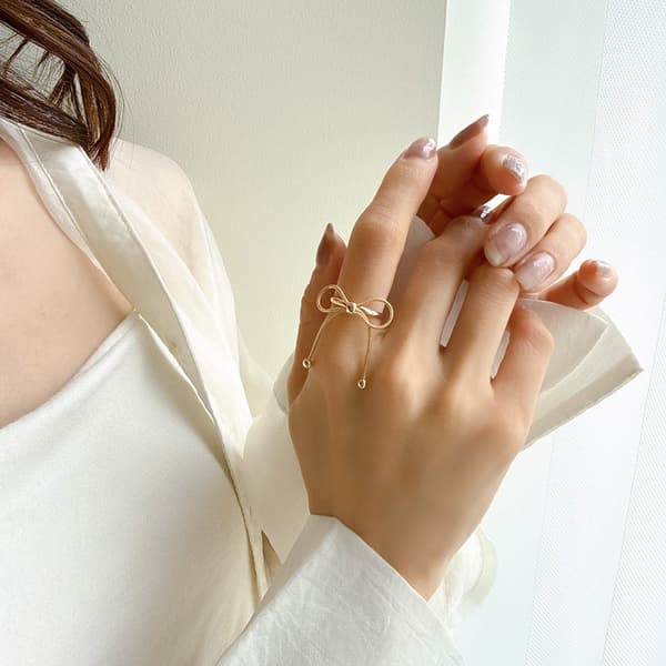 Detalle del Anillo con Diseño de Piedra Ovalada