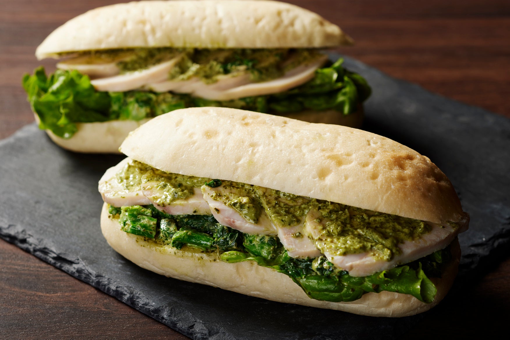 แซนด์วิชไก่และซอสโหระพาผักกาดกวางตุ้งดอก