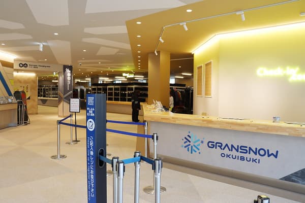 Entrada de la casa de alquiler comenzando con la recepción