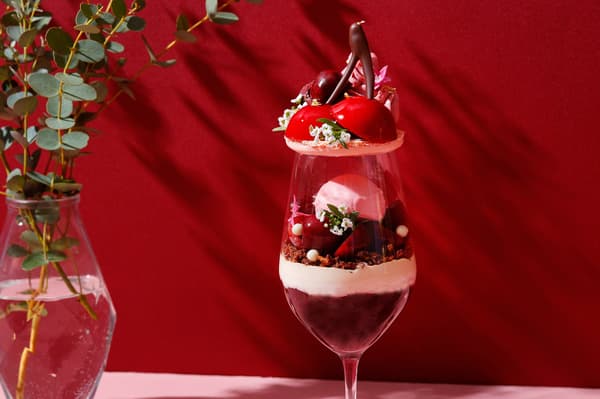 Parfait ceri dengan aksen kirsch dan anggur merah