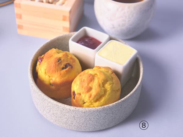 配凝脂奶油與莓果果醬的蔓越莓乾芒果司康