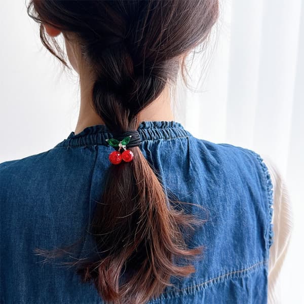 Detalle del Coletero de Goma de Cereza