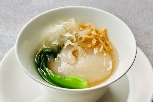 Sopa de Aleta de Tiburón con Hongo Blanco y Vieira