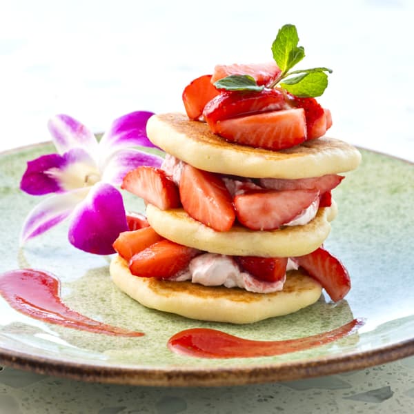 搭配草莓酱的薄煎饼（配巧克力酱）