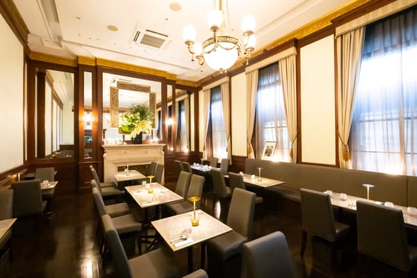 การตกแต่งภายในที่ผสมผสานสไตล์อาร์ตเดโคจากห้องวีไอพีเก่าที่ได้รับการปรับปรุงใหม่เข้ากับการออกแบบที่ทันสมัย