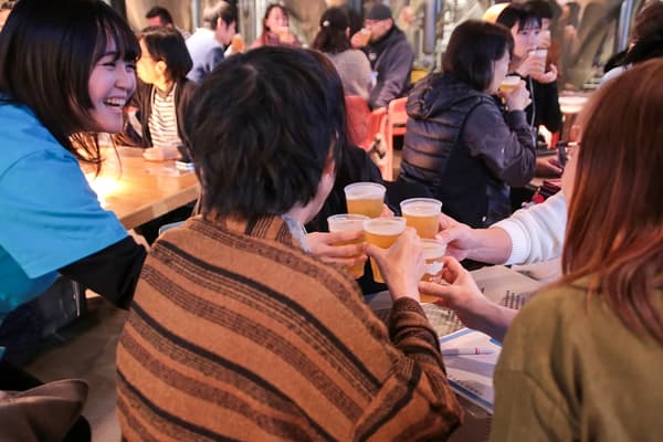 모쿠모쿠 화이트 수제 맥주 따르기