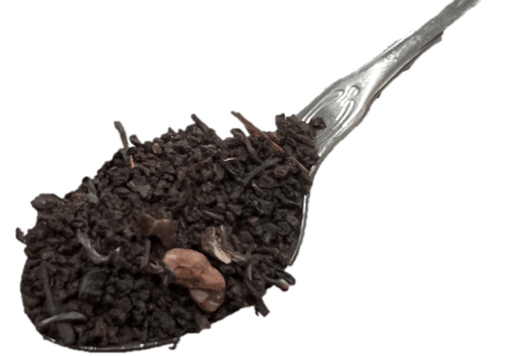 Hojas de té con granos de cacao